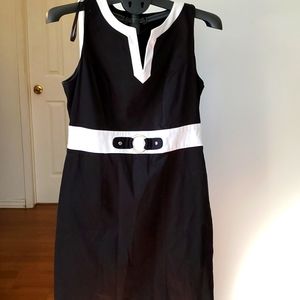 Black and white summer cotton dress with silver detail at waist. s2